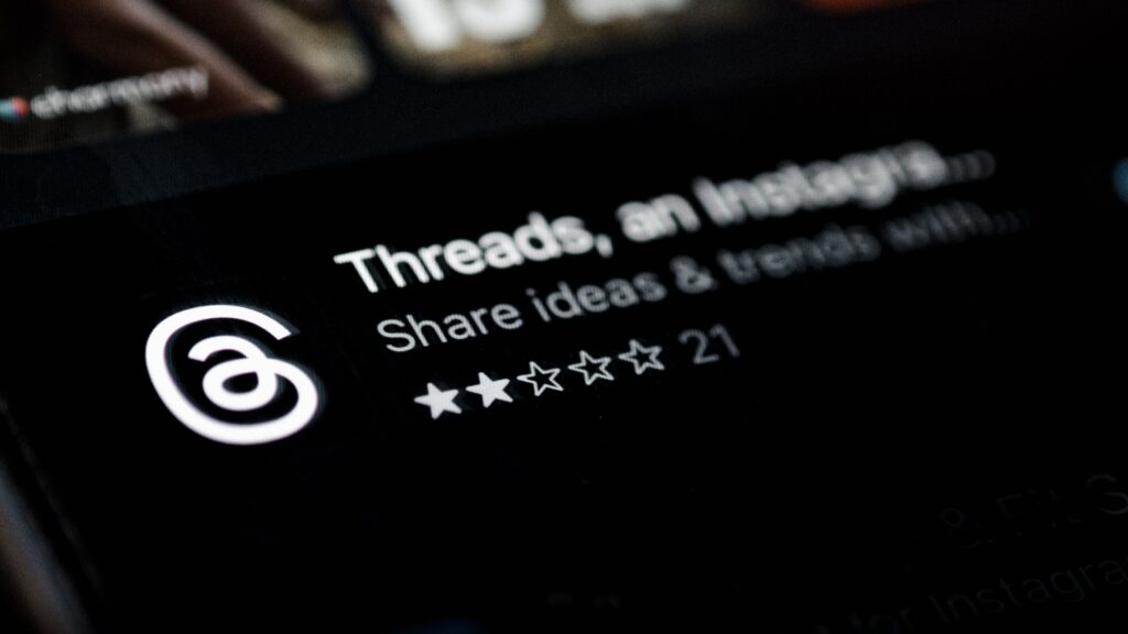 Threads vs Twitter which is the best? We’ve compared the strengths and weaknesses of both platforms so you can easily decide which is best for you.