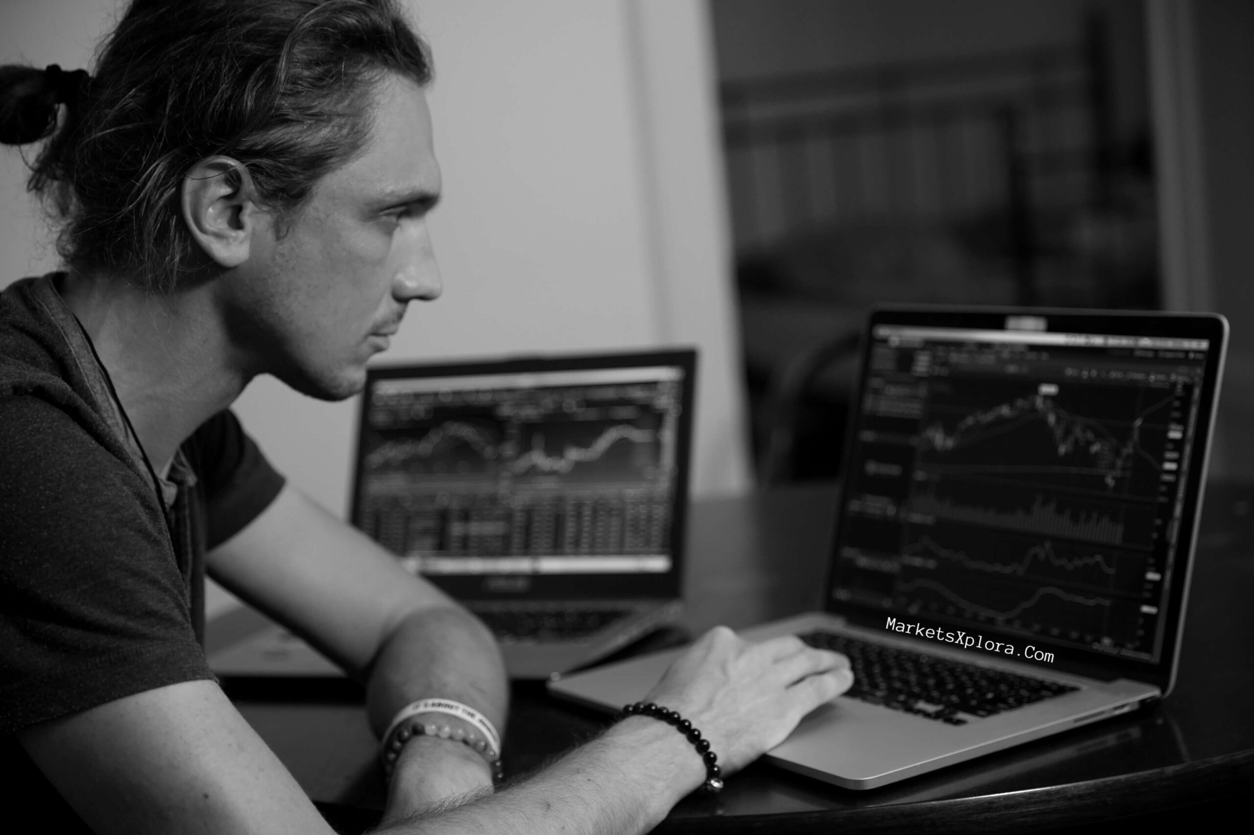 this article gives 7 tips for beginner traders to help them understand "what makes a Forex trader successful.