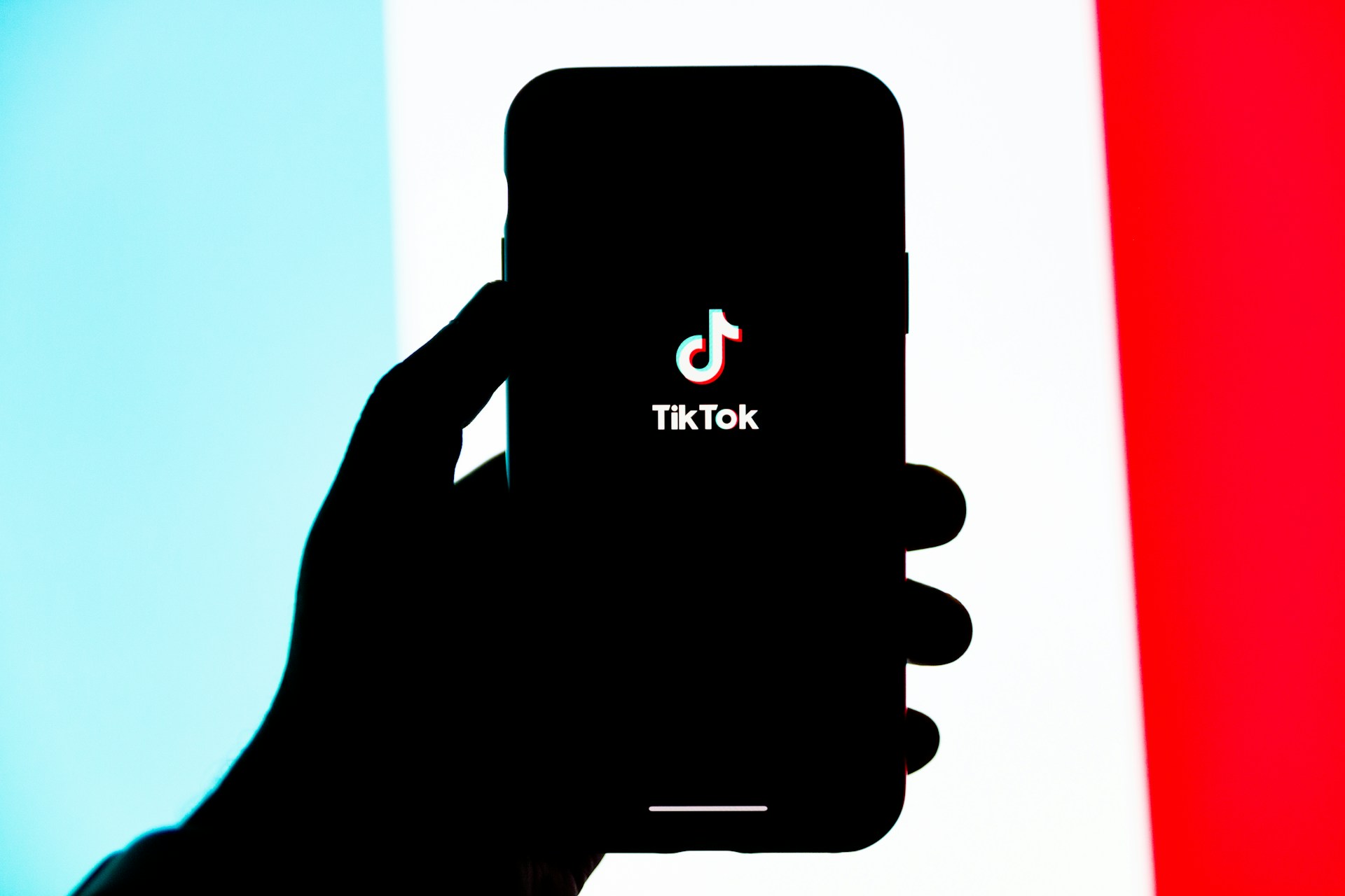TikTok has launched a new Creator Rewards Program, incentivizing creators to produce high-quality, longer videos optimized for search queries to boost engagement and advertising potential.