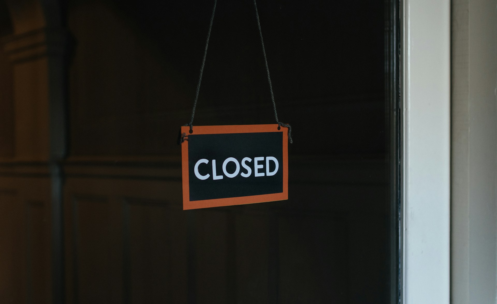 UK-based prop trading firm Stocknet Institute announces closure, joining recent industry shutdowns. Learn about their winding down process and impact on clients.